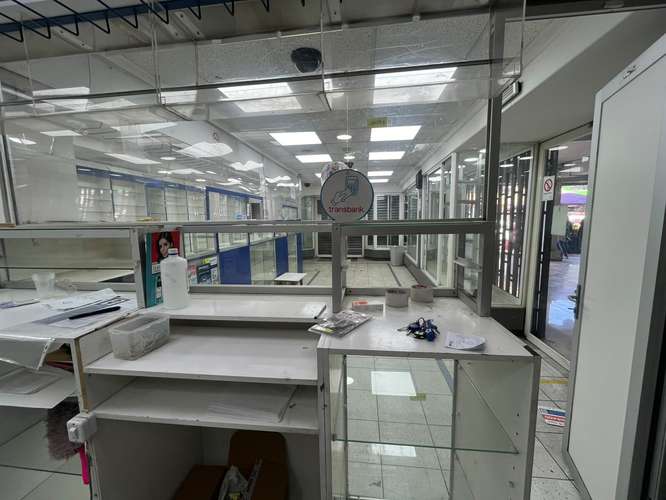 Arriendo amplio local comercial en pleno centro