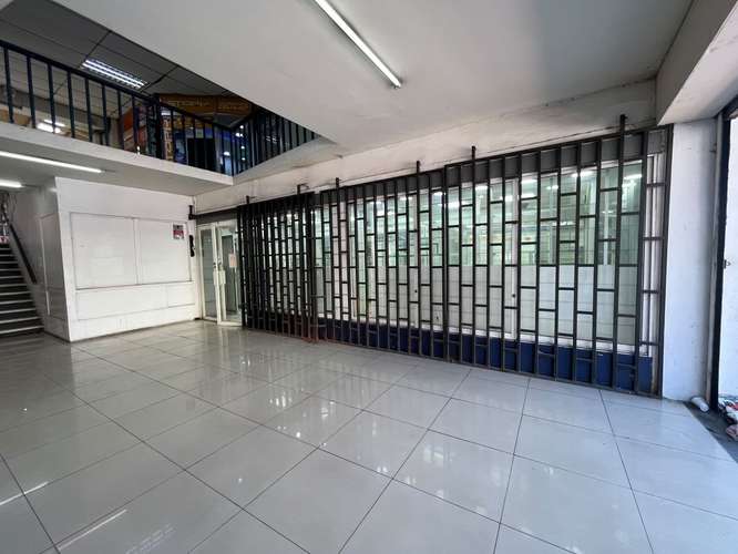 Arriendo amplio local comercial en pleno centro