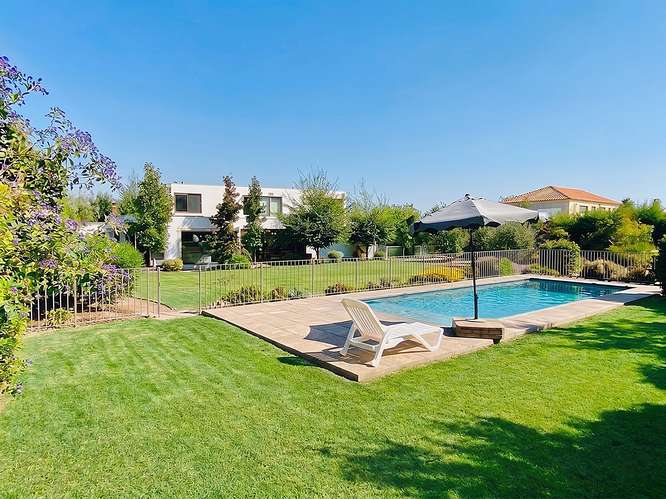 VENTA CASA DE LUJO | QUINCHO, BAR Y SALA DE JUEGOS INTEGRADA | LAS BRISAS DE CHICUREO | UF 21.500