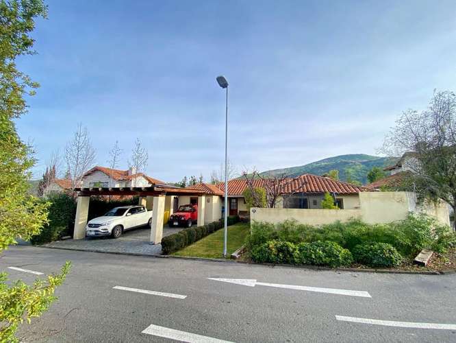 CERCANA A COMERCIO, COLEGIOS Y AUTOPISTAS CONEXIÓN SANTIAGO