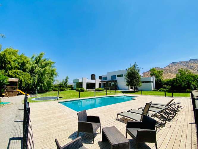 VENTA ESPECTACULAR CASA MEDITERRÁNEA EN LAS BRISAS DE CHICUREO – DISEÑO VANGUARDISTA, LUJO Y FUNCIONALIDAD: UF 44.500