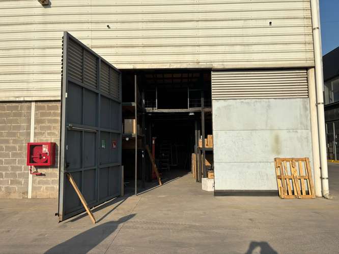 ARRIENDO OFICINA+BODEGA COLINA CENTRO COMERCIAL CON SEGURIDAD