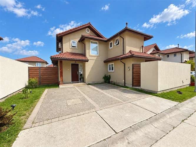 Vendemos Excelente Casa en Condominio Sector Oriente, Talca