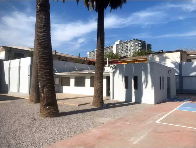 Terreno 1.200 m² con casa-oficina y acceso camiones, Santiago Centro