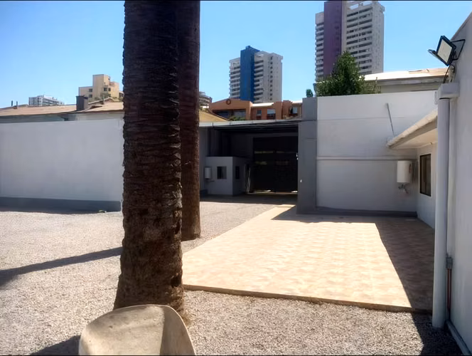 Terreno 1.200 m² con casa-oficina y acceso camiones, Santiago Centro