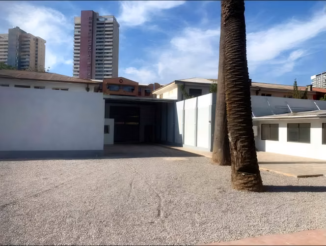 Terreno 1.200 m² con casa-oficina y acceso camiones, Santiago Centro
