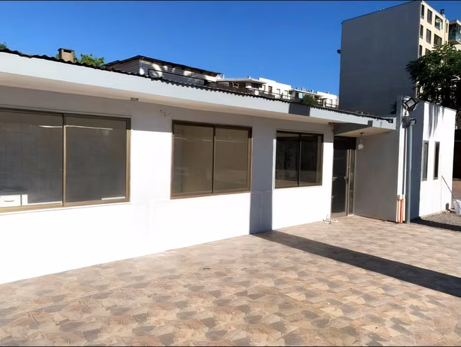 Terreno 1.200 m² con casa-oficina y acceso camiones, Santiago Centro