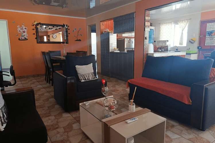 Parcela 5.300 m² con casa de 4 dormitorios – La Tirana