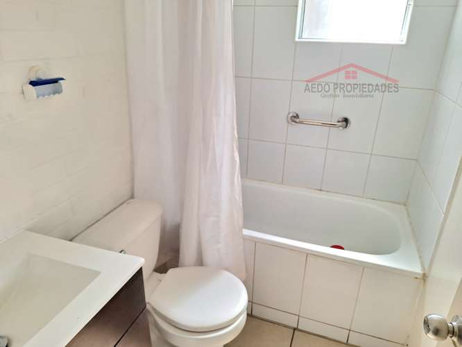 Se Arrienda Linda Casa Aislada, Condominio Rivera del Valle, Paradero 8, comuna de La Cruz.
