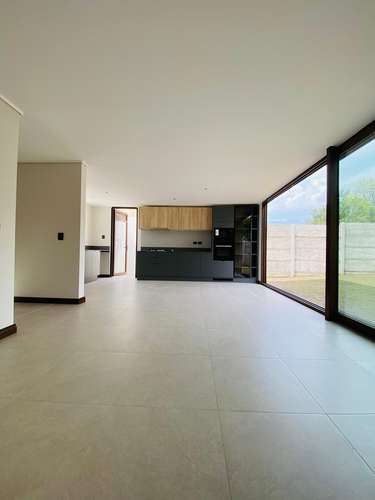 CONDOMINIO CERRADO CON SEGURIDAD 24/7, PARQUE CENTRAL Y RAPIDA CONECTIVIDAD A NORORIENTE