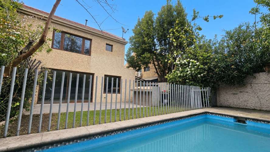 Casa remodelada 4D/4B en condominio con piscina - Estoril