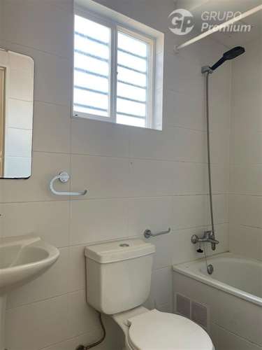 Casa en venta de 2D+2B+est.patio Pocuro Escuadrón en Coronel - Imagen 2