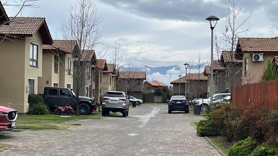 VENDE CASA  A PASOS DE COLEGIOS SUPERMERCADOS MACHALI