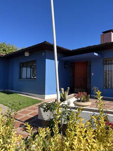 VENDO HERMOSA CASA EN EL CENTRO DE QUILPUÉ