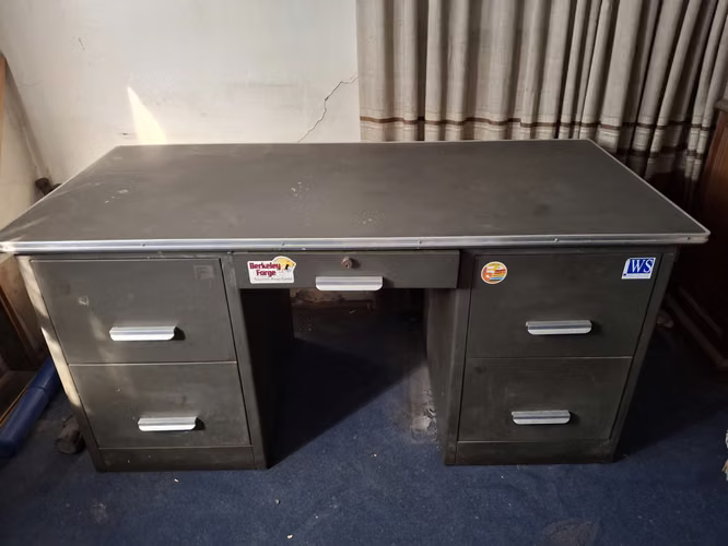 Escritorio metálico antiguo