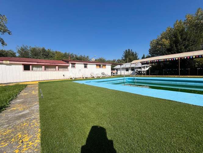 VENTA DE COMPLEJO DE CABAÑAS CON PISCINA Y CERVECERÍA ARTESANAL PRECORDILLERA STA BARBARA