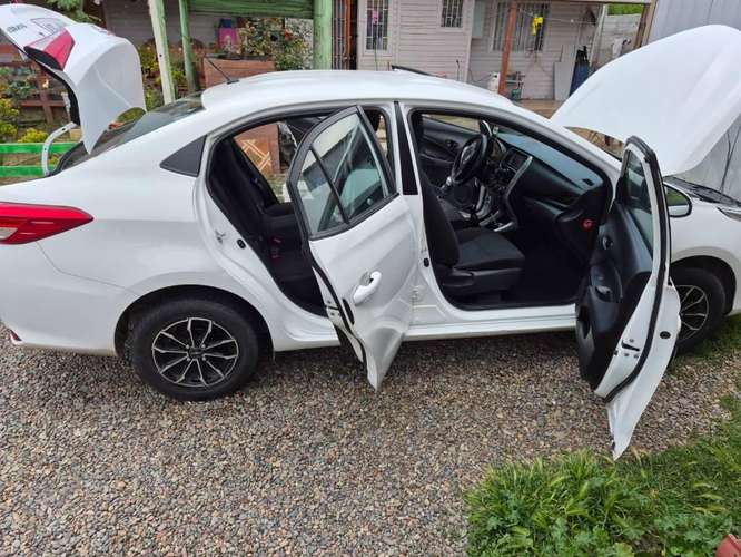 Auto Toyota Yaris Sedan