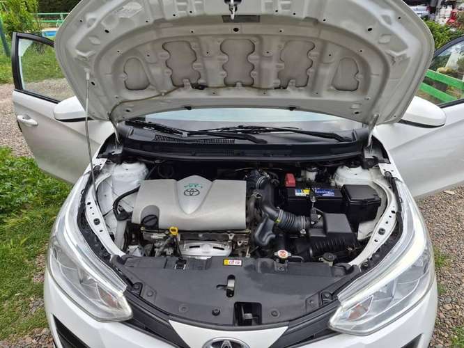 Auto Toyota Yaris Sedan
