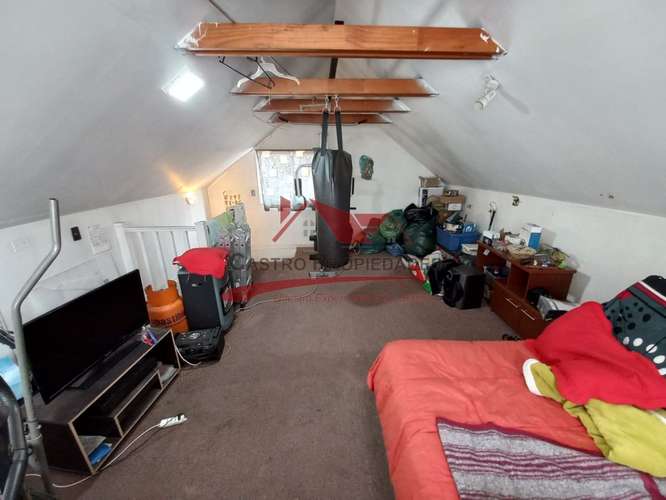 CASA DE ESQUINA AISLADA CON 4 DORMITORIOS, 2 BAÑOS - Imagen 18