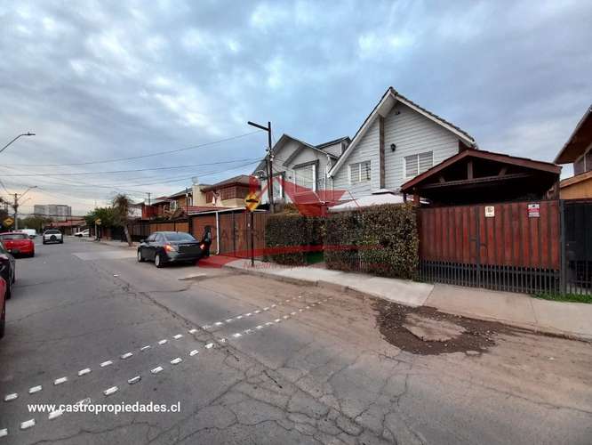 HERMOSA CASA DE DOS PISOS, CON 4 DORMITORIOS, 3 BAÑOS