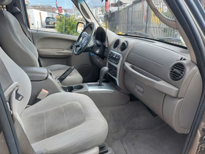 VENDO JEEP LIBERTY AÑO 2004