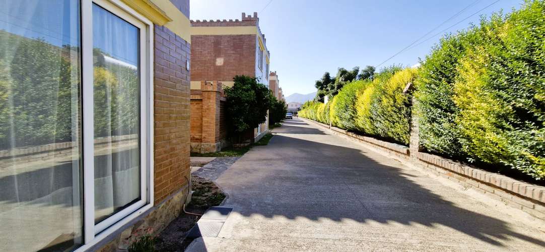 Renta de casa en condominio, sector residencial en Quillota, $800.000