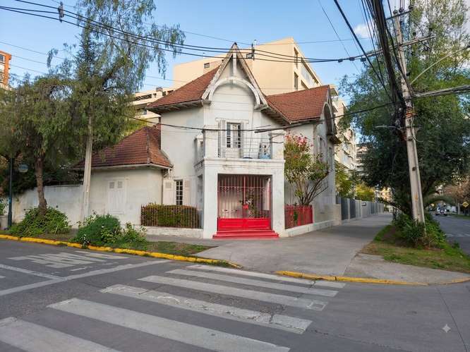 En venta de gran CASONA antigua, en barrio residencial en Ñuñoa.  680 M$.