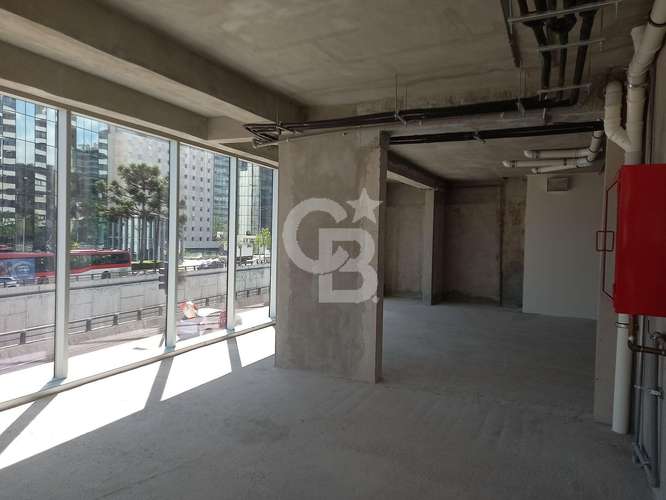 Local en 1er Piso sobre Av. Manquehue con Alonso de Córdova
