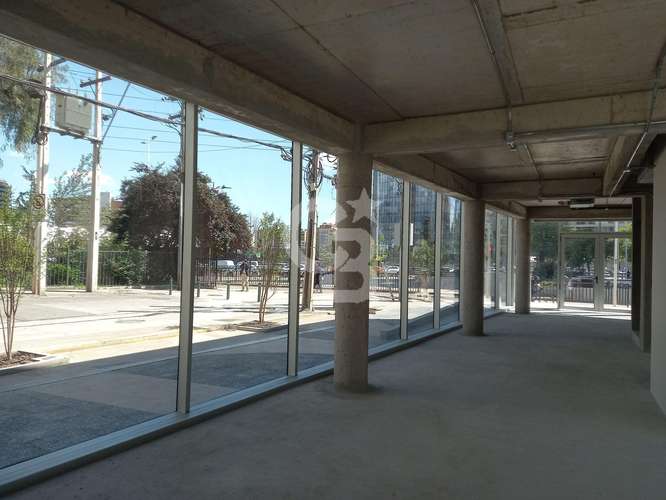 Local en 1er Piso sobre Av. Manquehue con Alonso de Córdova