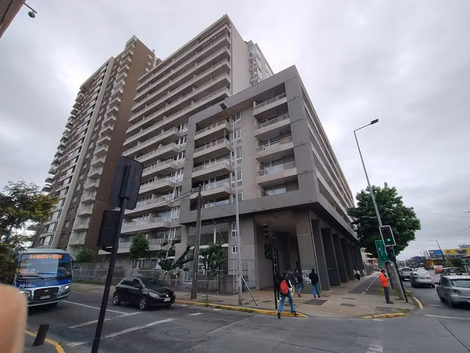 Arriendo departamento de un dormitorio costado Santo Tomas. - Imagen 1