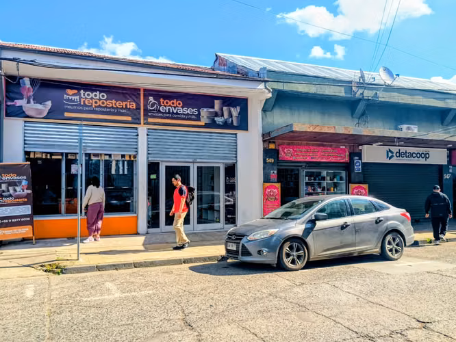 Se arrienda Local Comercial de 120 m2, excelente estado y ubicación, a 1/2 cuadra de la plaza de la ciudad