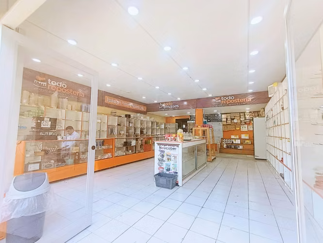 Se arrienda Local Comercial de 120 m2, excelente estado y ubicación, a 1/2 cuadra de la plaza de la ciudad