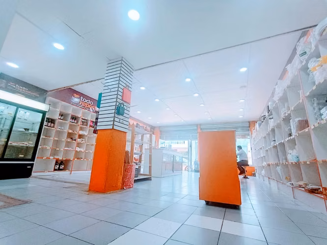 Se arrienda Local Comercial de 120 m2, excelente estado y ubicación, a 1/2 cuadra de la plaza de la ciudad