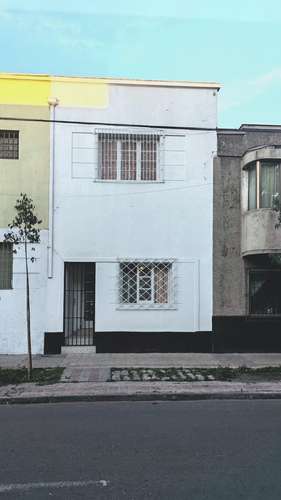 SE VENDE AMPLIA CASA CON PATIO CENTRAL 5 DORMITORIOS 2 BAÑOS, BARRIO MATTA - SAM ISIDRO