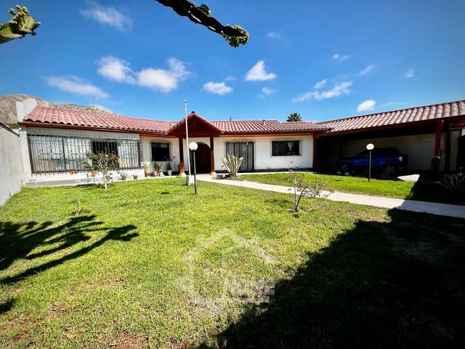 Amplia Casa 5 Habitaciones y 4 Baños con Piscina en Copiapó