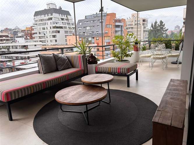 Amplio, completamente remodelado con gran vista despejada
