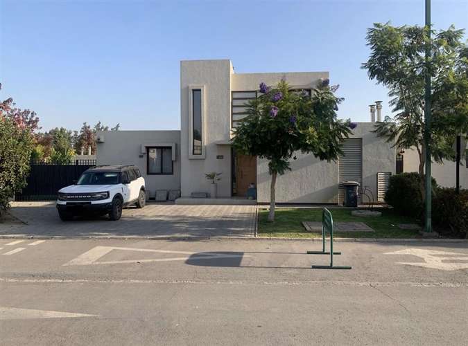 Casa en venta de 4 dorm. en Colina