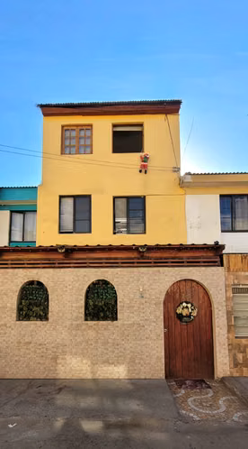 Mailon Propiedades arrienda sin muebles casa de 3 pisos en sector Costa Azul.