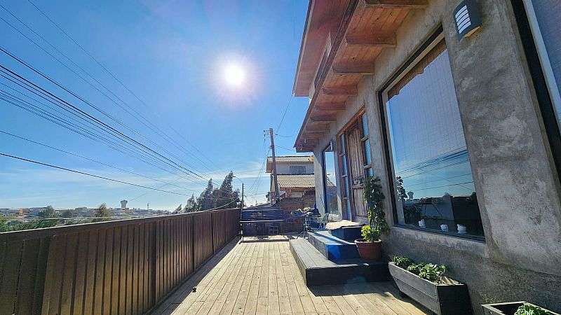 HERMOSA CASA CON TRES CABAÑAS EN VENTA EN PICHILEMU