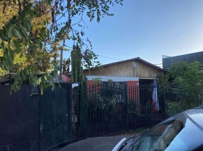 gran terreno con tres casas en barrio centenario