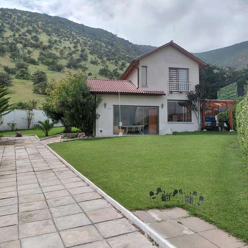 Se vende amplia y luminosa casa en Ciudad de los V