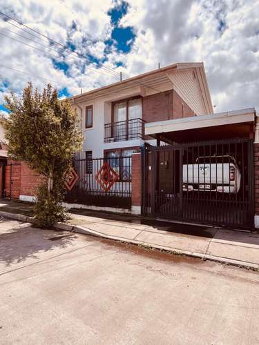 Se vende casa de 2 pisos en sector Los Bosquinos