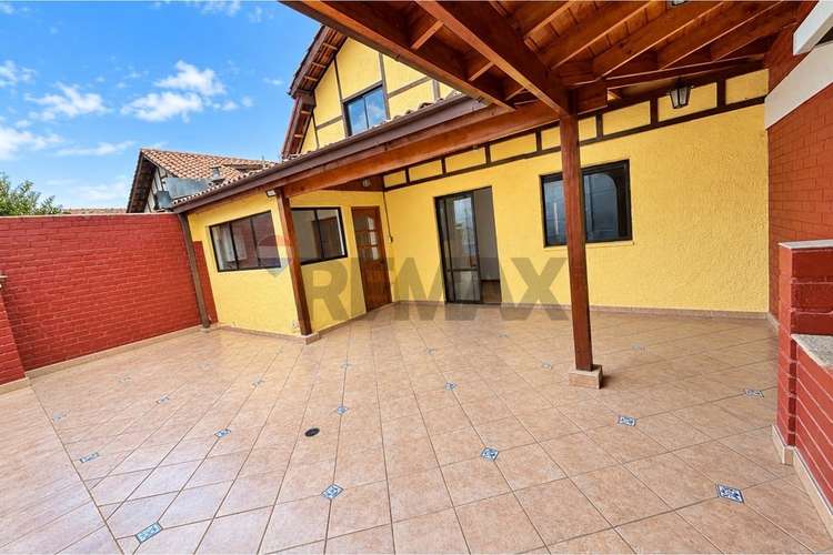 "casa espaciosa en macul, tu futuro hogar espera"