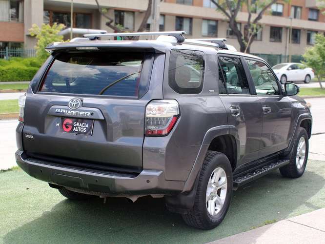 TOYOTA 4 RUNNER 4.0 SR5 4X4 AT 2019 - Imagen 4