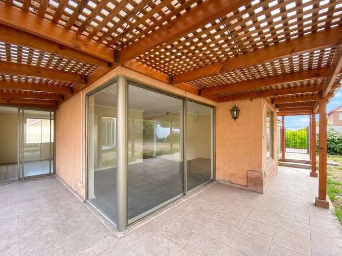 HERMOSA CASA CON 2DA CASA EN PATIO 4 DORM QUINCHO TERRAZA - Imagen 4