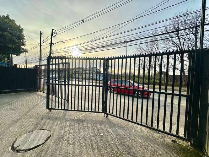 OFICINAS Y BODEGA CON AMPLIO ESTACIONAMIENTO EN VALDIVIA