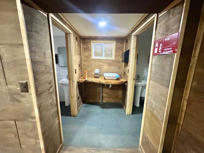 OFICINAS Y BODEGA CON AMPLIO ESTACIONAMIENTO EN VALDIVIA