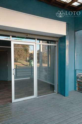 Se arrienda local comercial en paseo Comercial consolidado