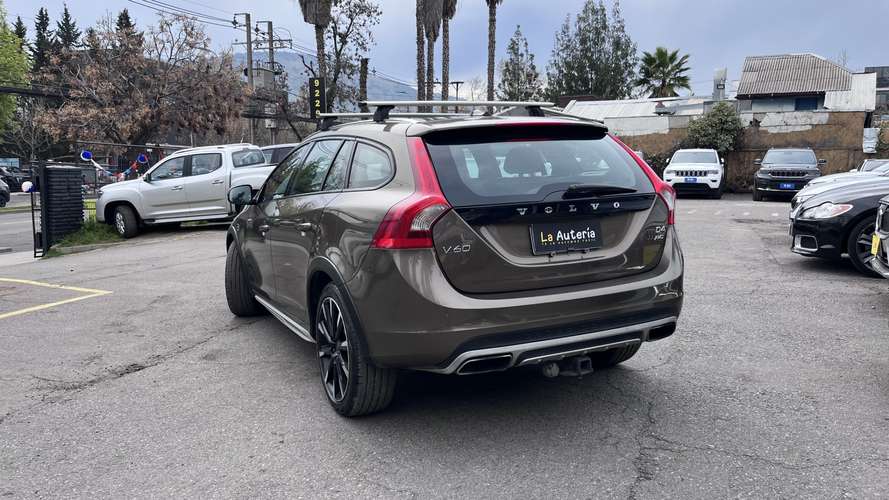 Volvo V60 Cross Country 2.4 D4 CROSS COUNTRY LIMITED AWD AT (2016)