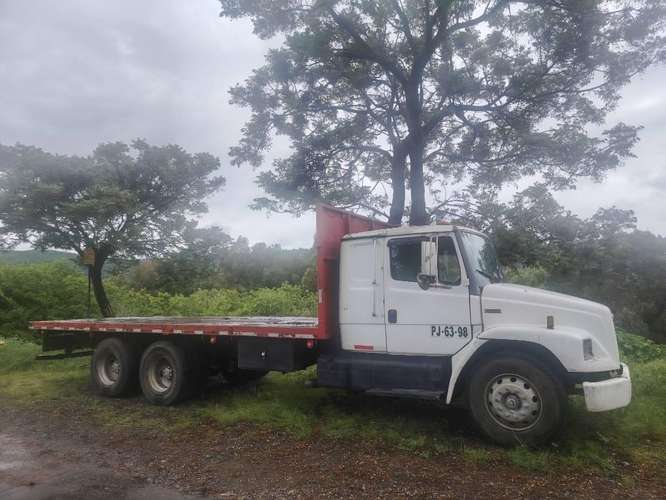 Se vende camión Freightliner FL-80